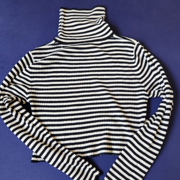 Black and white striped crop top, M size - Picture 1 of 3